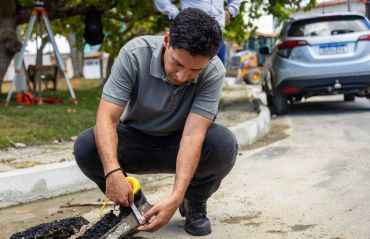 Vice-prefeito e secretário de Infraestrutura vistoria obras de pavimentação no Antares