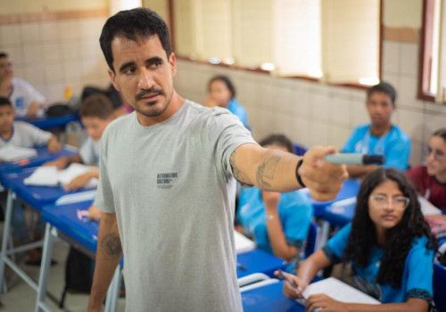 Governo anuncia reajuste do auxílio-alimentação para servidores da educação retroativo a janeiro