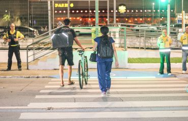 Barra de LED para piso auxilia na travessia de pedestres no bairro Mangabeiras