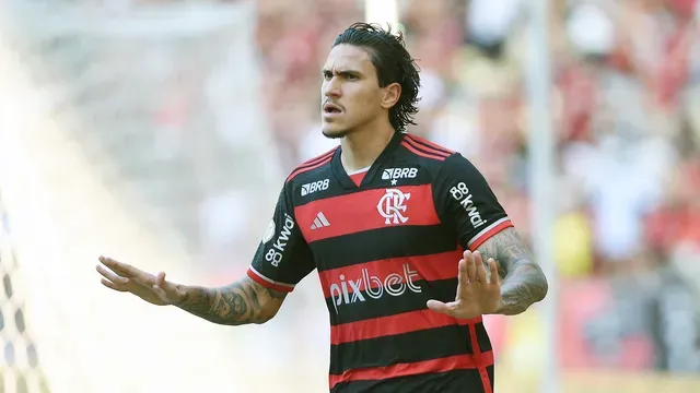 Arrascaeta faz a diferença, Flamengo vence o Atlético-GO e lidera o Brasileirão