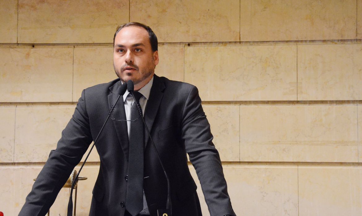 PF encontra computador da Abin com Carlos Bolsonaro durante operação