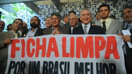 Nova bandeira bolsonarista, oposição à Ficha Limpa varia conforme cenário político