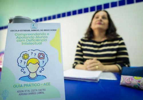 Escola estadual lança guia para auxiliar professores no atendimento a alunos com deficiência intelectual