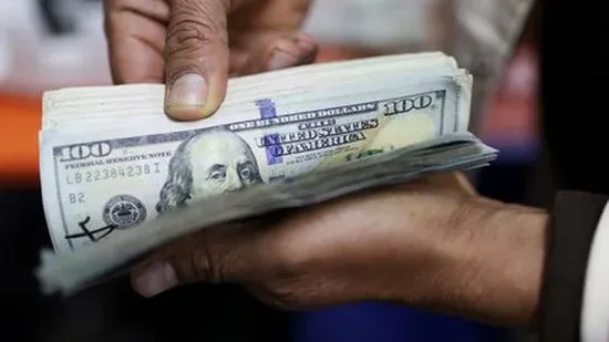 Dólar fecha mês com queda acumulada de quase 5%, cotado a R$ 5,43, menor valor em 9 meses