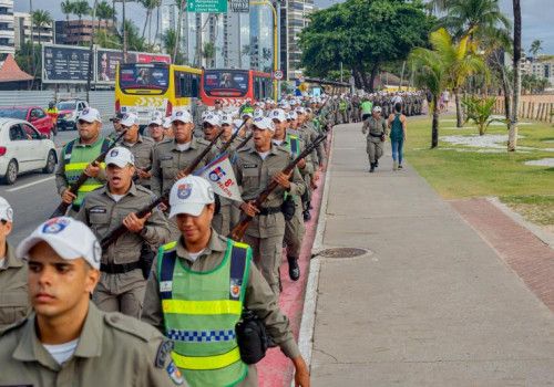 Futuros soldados da PM participam da Marcha de Ascensão Militar