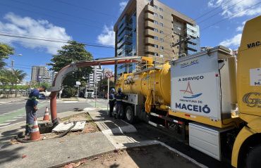 Avenida Sandoval Arroxelas recebe serviços de manutenção de drenagem