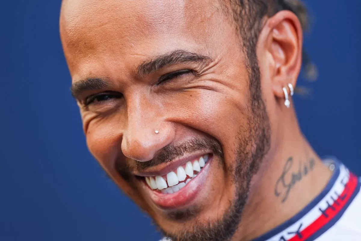 Lewis Hamilton encaminha acerto com a Ferrari para a temporada 2025