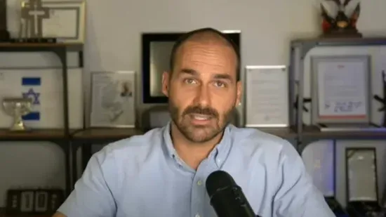 Eduardo Bolsonaro diz que não voltará ao Brasil e sonha com Moraes ‘na cadeia’