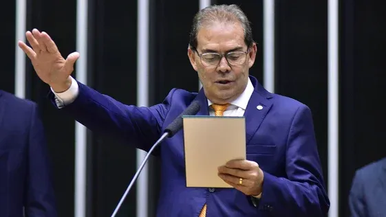 Relator da anistia prevê reduzir penas e fala em negociação com STF e Senado