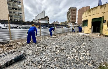 Infraestrutura realiza manutenção da Praça Montepio no Centro de Maceió