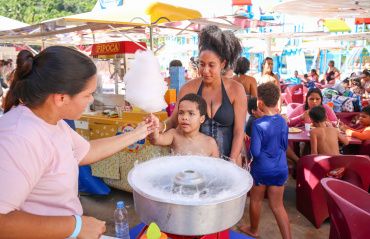 Ação inclusiva continua levando estudantes com autismo para parque aquático