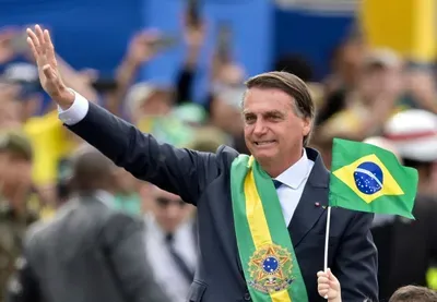 Homenagens a Bolsonaro pelo País reforçam estratégia de polarização