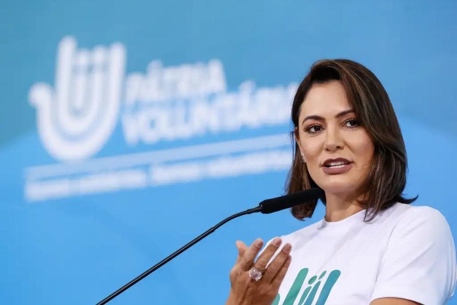 Michelle Bolsonaro, cotada para disputar espólio de Moro, tem coro de `senadora’ no Paraná