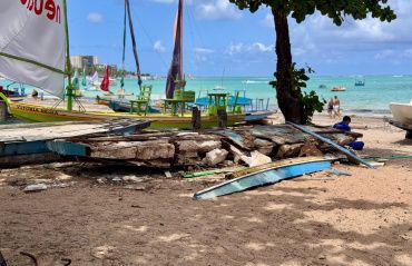Jangadas abandonadas na orla marítima serão retiradas nesta quinta