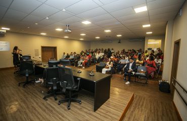 Profissionais debatem com pessoas em situação de rua atendimentos socioassistenciais