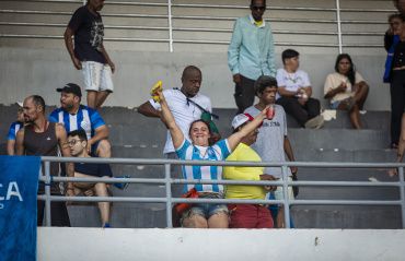 Pessoas em situação de rua vão a jogo do Campeonato Alagoano é Massa