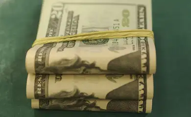 Dólar sobe para R$ 6,10 após dados sobre emprego nos Estados Unidos