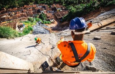 “O maior presente que o prefeito JHC está dando para minha família é o sossego”, destaca moradora da Chã de Bebedouro com obras de encosta