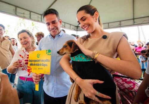 Do abandono ao novo lar: Rosinha é adotada pelo governador e a primeira-dama em feira de acolhimento de animais