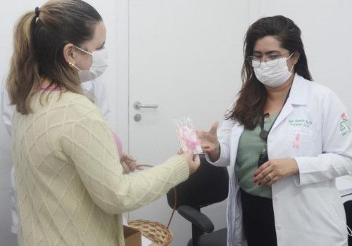 Outubro Rosa: Hospital Metropolitano realiza ação de conscientização sobre prevenção ao câncer de mama