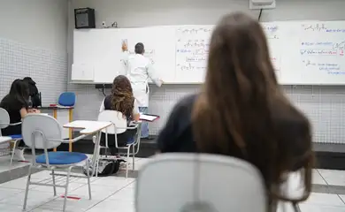 Programa Pé-de-Meia é bem recebido por estudantes e sociedade civil