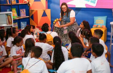 Semed distribuiu 14.560 vales-livro para alunos e professores na Bienal do Livro