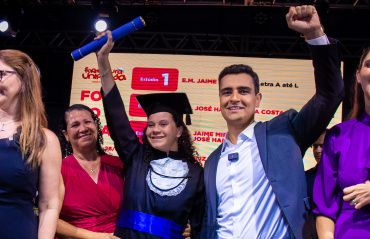 JHC vai à formatura unificada de alunos do Município e diz que momento é histórico