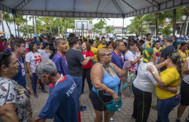 Praia Acessível dá show de dinamismo e reúne cerca de 400 pessoas na orla de Pajuçara