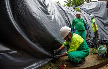 Encostas nos bairros com áreas de risco em Maceió recebem quase 60 mil metros quadrados de proteção com lonas