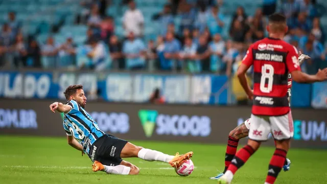 Grêmio vira em cima do Flamengo, se mantém no G-6 e provoca primeira derrota de Tite