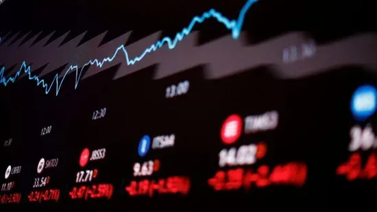 Ibovespa fecha acima de 141 mil pontos pela 1ª vez; Dólar fecha em baixa, a R$ 5,42