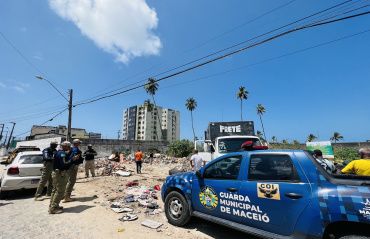 Caminhões são apreendidos em fiscalização de descarte irregular no Prado