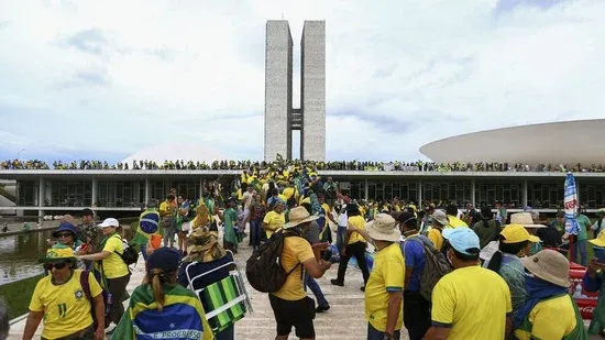 Novo projeto sobre 8/1 reduz penas de ‘exilados’ que atacaram Poderes