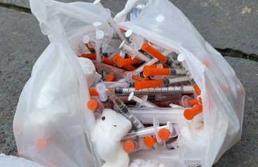 Em 2023, mais de 50 garis se machucaram com materiais perfurocortantes; saiba a forma correta de descartá-los
