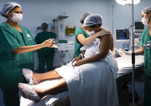 Quebrando o silêncio: mães surdas são assistidas por intérpretes de Libras durante o parto