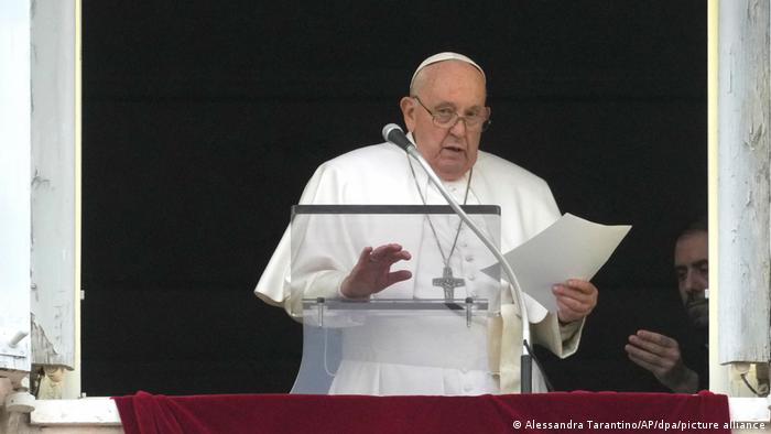 Papa é criticado por fala sobre “bandeira branca” na Ucrânia