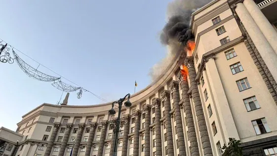 Rússia lança mais de 800 drones contra Kiev e atinge prédio do governo ucraniano