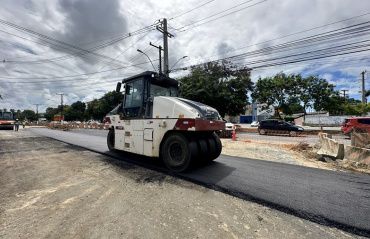 Trechos de ampliação das avenidas Durval de Góes Monteiro e Menino Marcelo recebem pavimentação