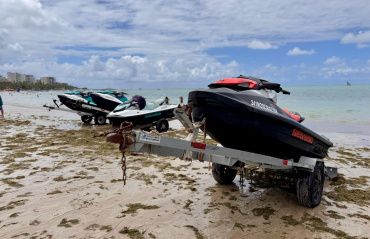 Operação integrada fiscaliza comércio irregular de passeios em Jet Skis na orla marítima