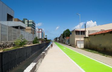 Obras de urbanização do Renasce Salgadinho transformam entorno do riacho Águas Férreas