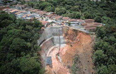 Obras de contenção definitiva em encosta do João Sampaio chegam a 50% de conclusão