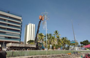 Réveillon: Ilumina inicia instalação de projetores na orla de Maceió