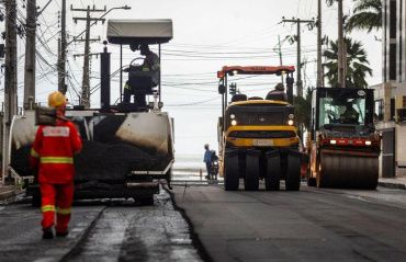 Avenida Jatiúca recebe obra de recapeamento asfáltico