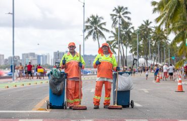 Reforço nos serviços de limpeza continua neste fim de semana de prévias do Carnaval