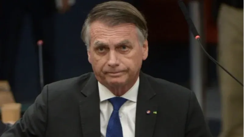 Filhos dizem que Bolsonaro sofre "crise de soluço" e acionam médicos