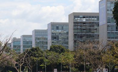 Governo substitui ministros que pretendem se candidatar nas eleições