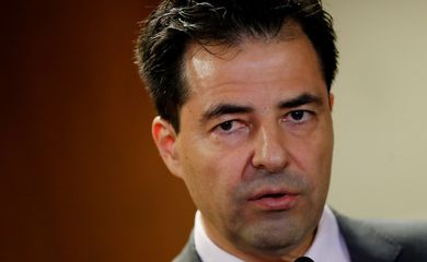 Ministro diz que governo não pode interferir nos preços da Petrobras