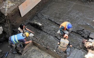 Túmulos de quatro crianças astecas são descobertos