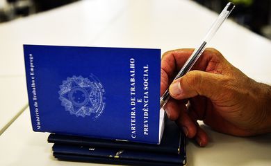 Desemprego cai para 8,9% em trimestre encerrado em agosto