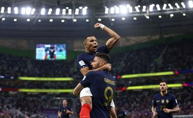 Inglaterra e França jogam pelas quartas
